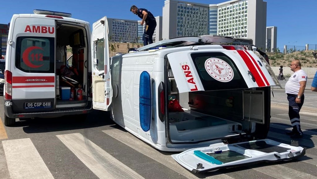 Ankara’da ambulans devrildi: 4 yaralı