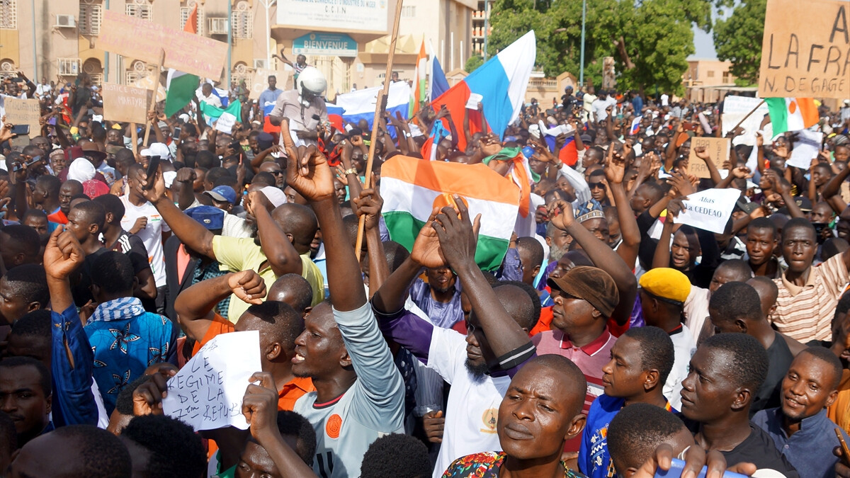 Nijer’de darbe destekçileri sokağa çıktı
