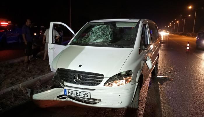 Samsun’da minibüsün çarptığı otomobildeki 2 kişi yaralandı