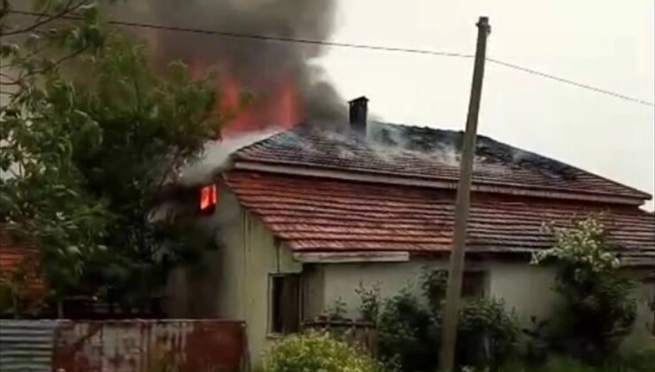 Samsun’un Bafra ilçesinde evde çıkan yangın söndürüldü